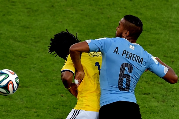 Juan Cuadrado sufre para llegar al área rival.