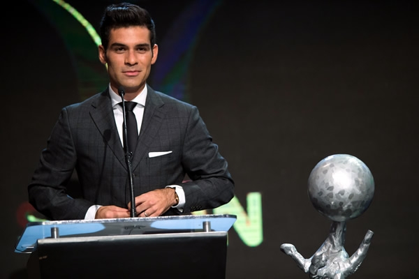 El jugador de Hellas, Rafa Márquez dio la bienvenida al recinto a Lapuente.