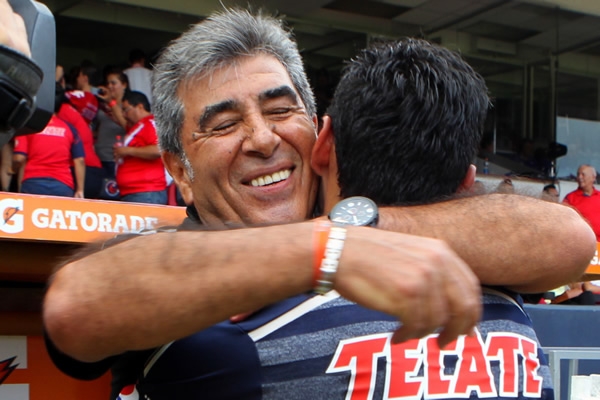 El ex jugador veracruzano y Carlos Reynoso se saludaron efusivamente.