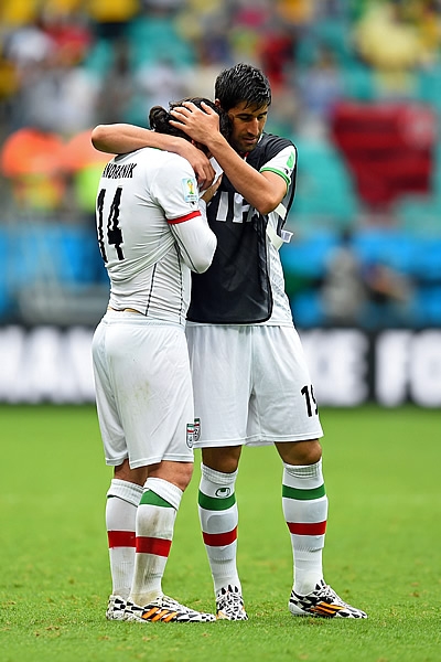 Jugadores de Irán dejan ver su tristeza tras eliminación mundialista.