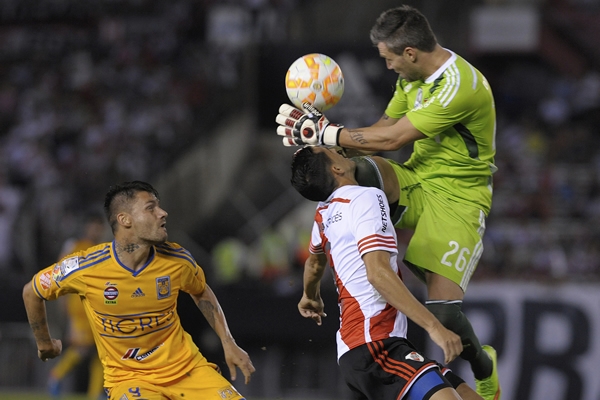 Julio Chiarininoqueó a Ramiro Funes Mori accidentalmente.
