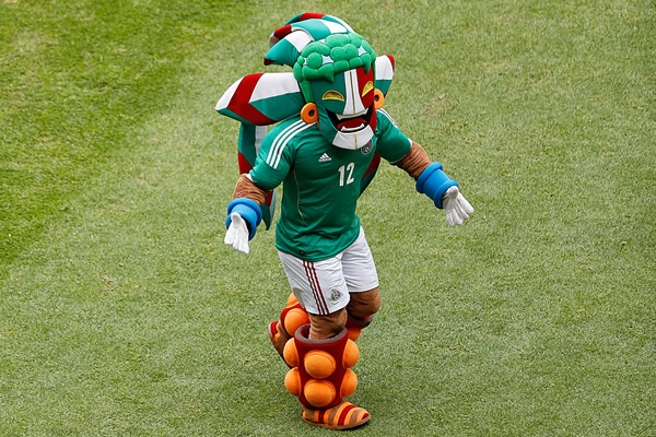 Kin, animó a la afición previo al partido.