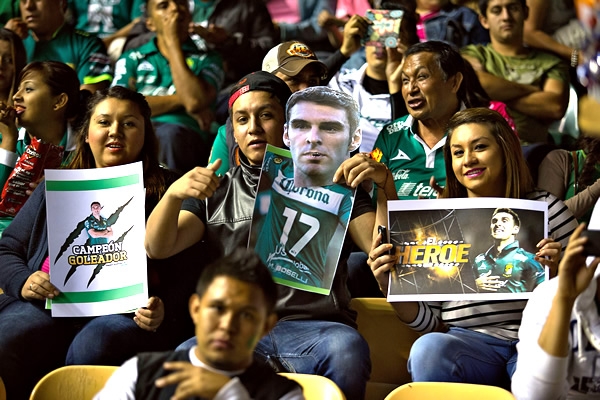 La afición brindó un homenaje a Boselli.