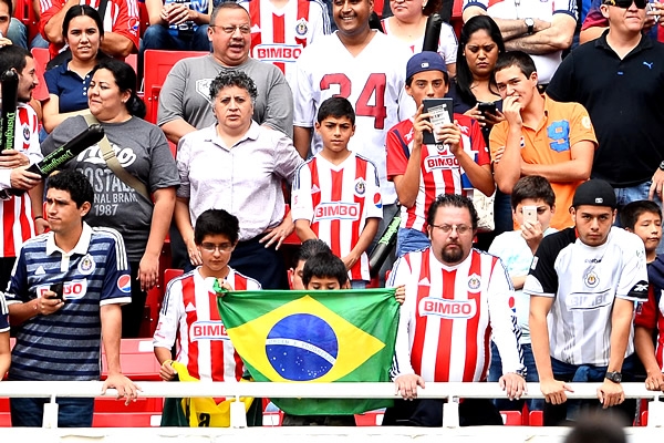 La afición de Chivas mostró su afecto por Ronaldinho.