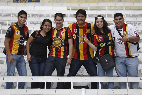 La afición de los Melenudos se hizo presente en el Jalisco.