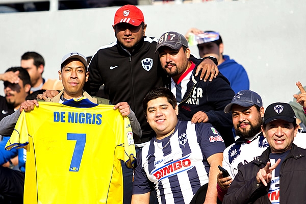 La afición de Rayados recordó a Antonio de Nigris.