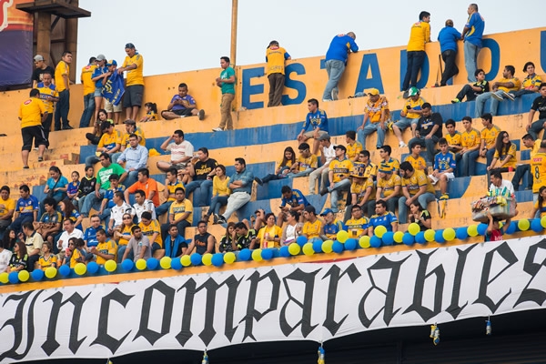 La afición de Tigres preparándose para el encuentro.