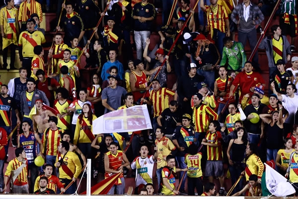 La afición local quiso intimidar a La Máquina.