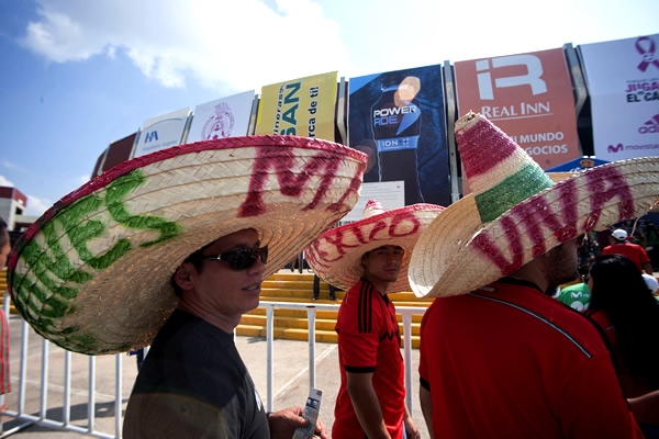 La afición no dudó en usar los clásicos sombreros mexicanos.