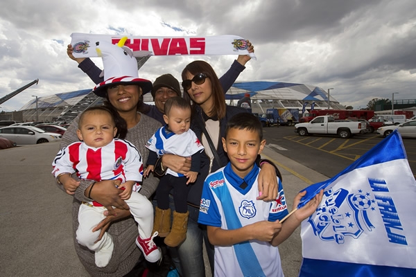 La afición no se dejó espantar por el clima.