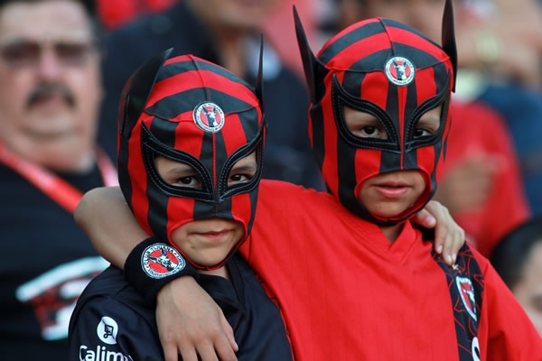 La afición rojinegra, haciendo pesar la Perrera.
