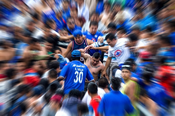 La afición visitante tuvo una pelea con sus integrantes.