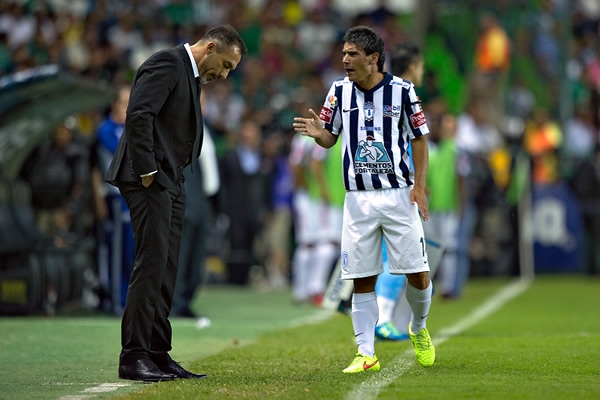La calentura del momento llevó a Alustiza a discutir con Matosas.