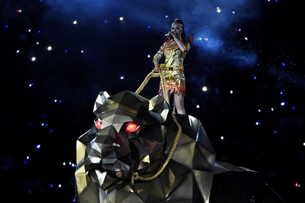La californiana abrió el espectáculo con Roar.