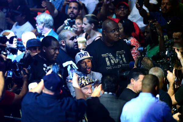 La comitiva de Money se abrió paso entre la multitud.