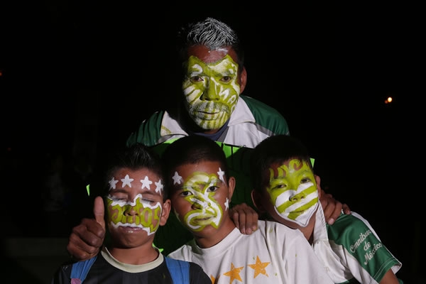 La creatividad, la que nunca falla en las tribunas.