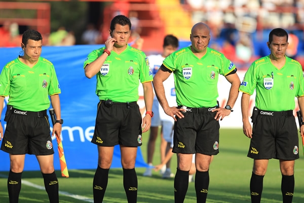 La cuarteta arbitral de este partido.