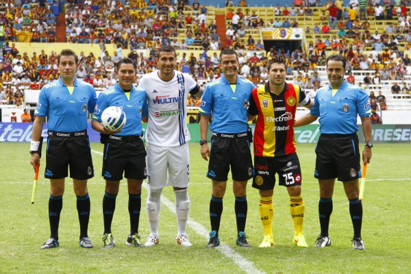 La cuarteta arbitral y los Capitanes posaron para la foto.