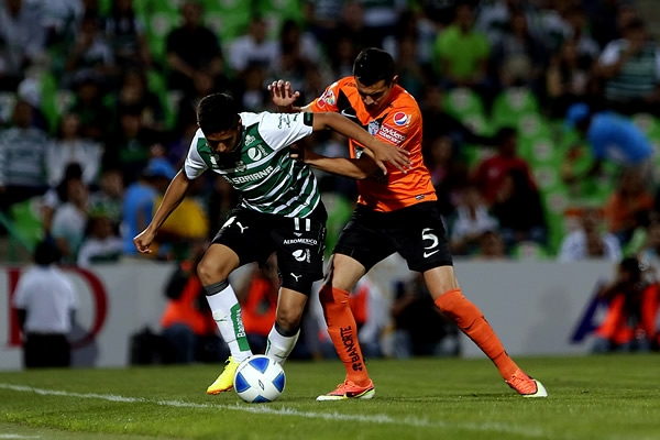 La disputa de la esférica es a muerte entre Albiverdes y Tuzos.