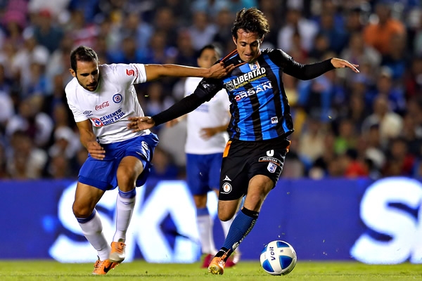 La disputa del balón es intensa, Castro fue amonestado.