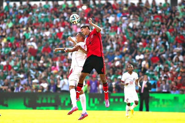 La disputa por el balón resultó muy intensa.