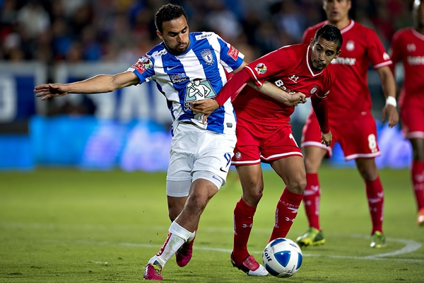 La disputa por el balón es intensa, está caliente el partido.