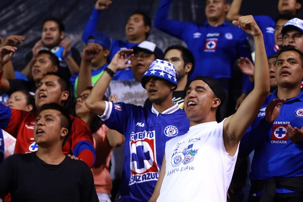 La distancia es lo de menos cuando el amor a los colores es fiel.