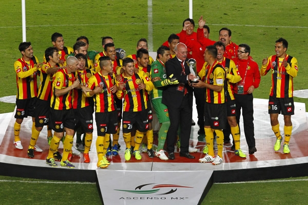 La entrega a Castillejos que acredita a su equipo como Monarca del Ascenso.