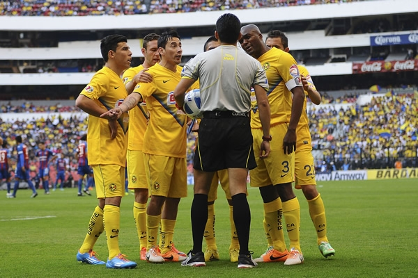 La expulsión del árbitro fue sumamente rigurosa.