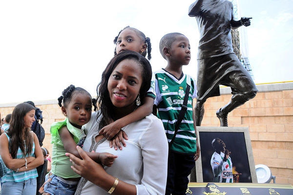 La familia del jugador ecuatoriano agradeció el reconocimiento.