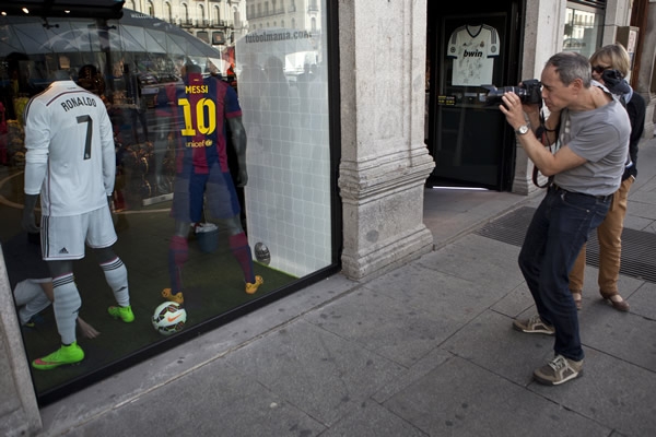 La fiebre por el clásico español se vive desde temprano en Madrid.