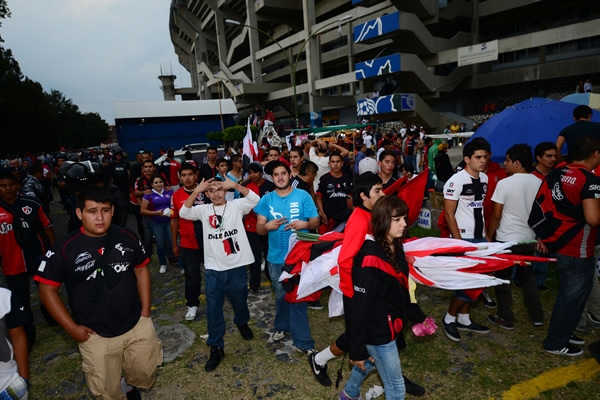 La gente llegó desde temprano al Jalisco.
