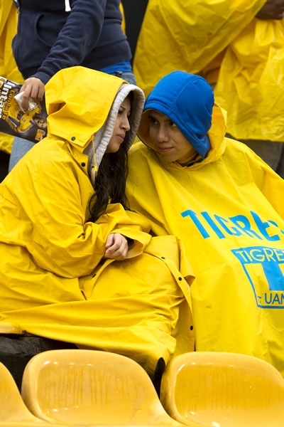 La gente llegó preparada para las lluvias y el frío.