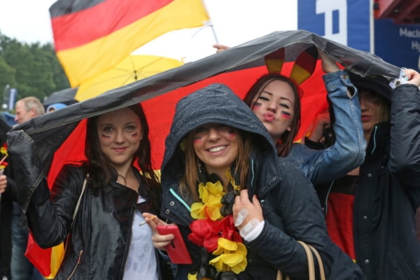 La leve lluvia que se hizo presente no impidió que apagar el ambiente.
