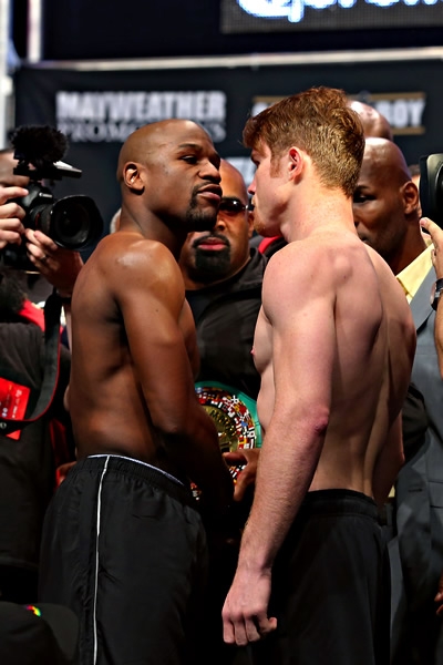 La leyenda encaró al joven retador.