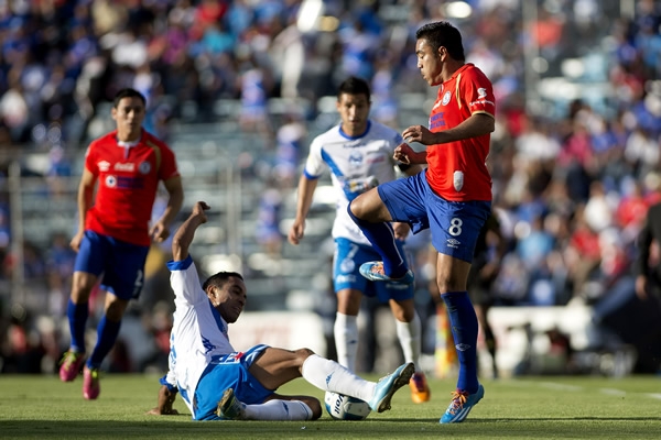 La línea de cinco defensores es una muralla para los Cementeros.
