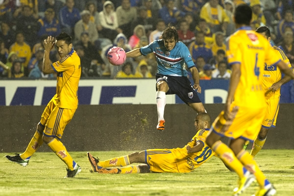 La lluvia complicó el partido en la segunda mitad.
