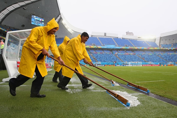 La lluvia provocó ligeros encharcamientos en el terreno de juego.