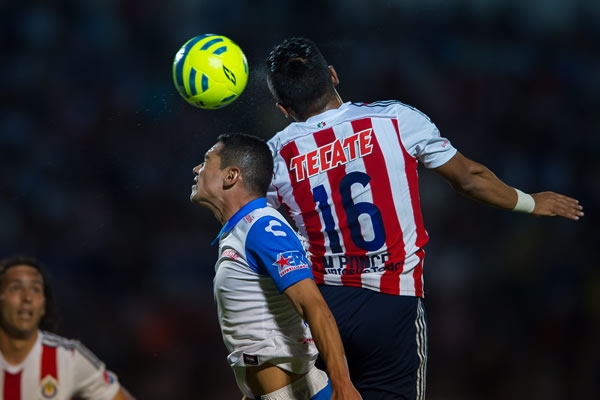 La lucha en el aire por el esférico.