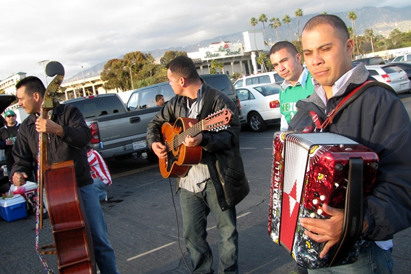 La música ya abre la fiesta de esta tarde Tricolor.
