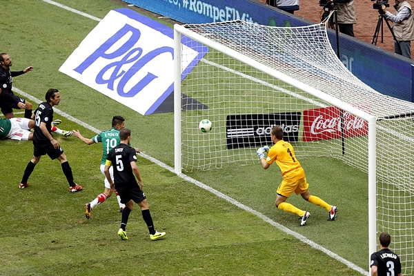 La postal de la duda, parecía gol.