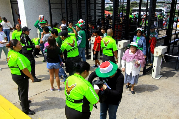 La revisión para accesar al estadio fue minuciosa.