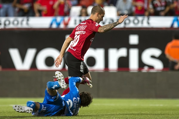 La segunda oportunidad para Xolos la dejó pasar Benedetto.