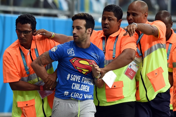 La seguridad del estadio tardó en sacarlo del campo.