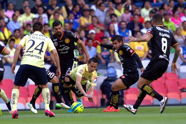 La UdeG trató de defenderse ante el ataque de los azulcremas.