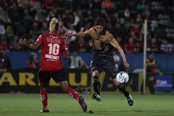 La zaga auriazul nada pudo hacer para contener los embates del Xolo.