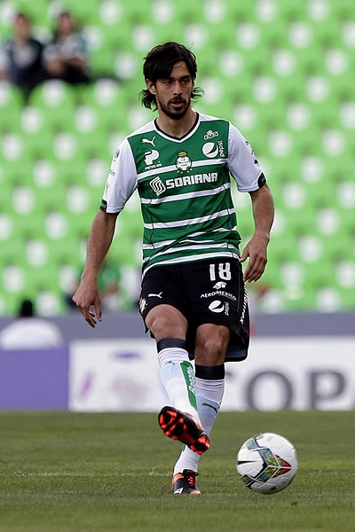 Lacerda intenta darle profundidad por medio de pelotazos.