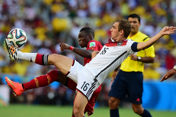 Lahm logró mantener la posesión del balón.