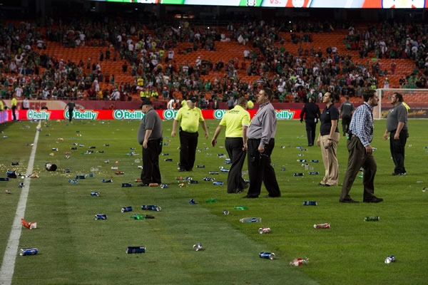 Lanzaron objetos a la cancha por detención de espontáneos.