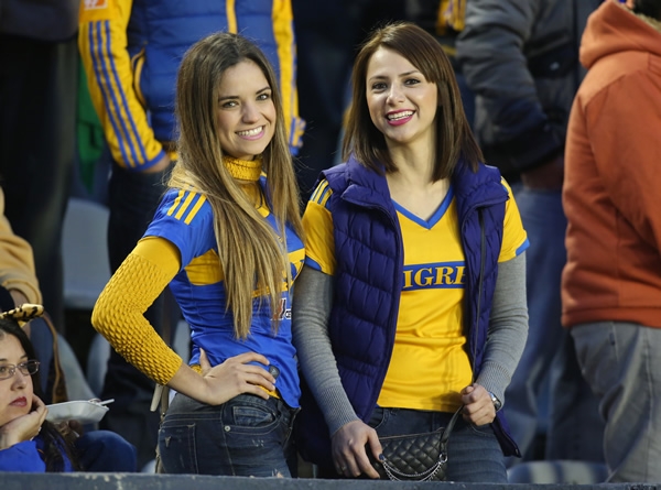 Las aficionadas felinas también mostraron sus dotes en la tribuna.